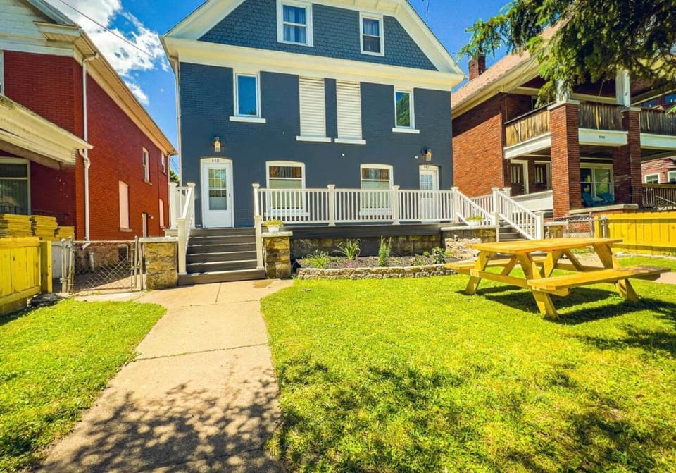 3BR Gem Near Falls-Sleeps 6 Comfortably House in Niagara Falls