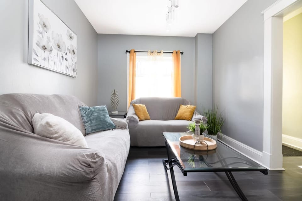 3BR Gem Near Falls-Sleeps 6 Comfortably House in Niagara Falls