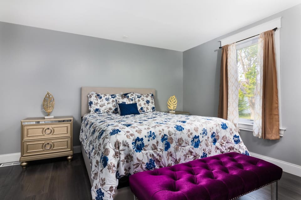 Sprawling 8BR Home Ideal for Large Groups in Niagara Falls NY House in Niagara Falls
