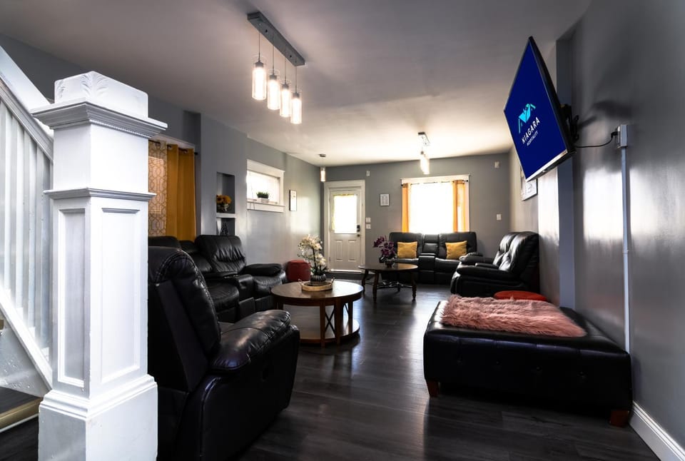 Sprawling 8BR Home Ideal for Large Groups in Niagara Falls NY House in Niagara Falls