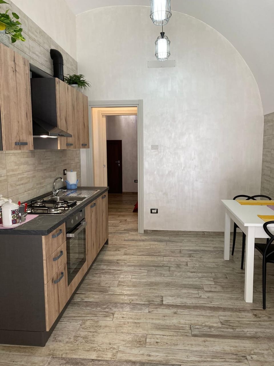 Kitchen or kitchenette, Dining area
