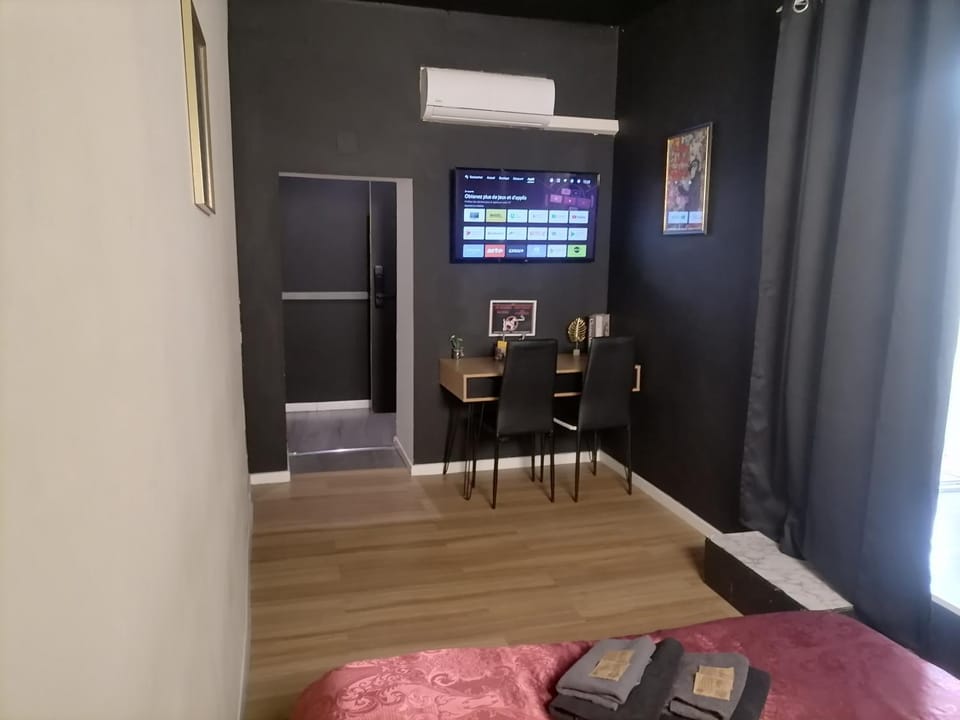 TV and multimedia, Seating area, air conditioner
