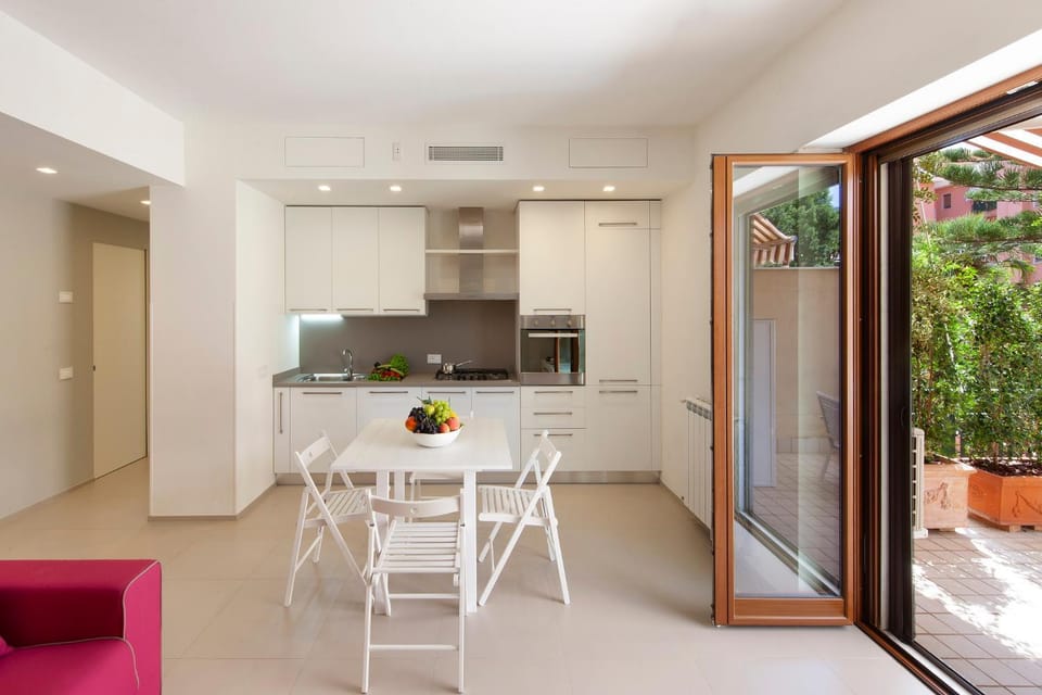 Kitchen or kitchenette, Dining area