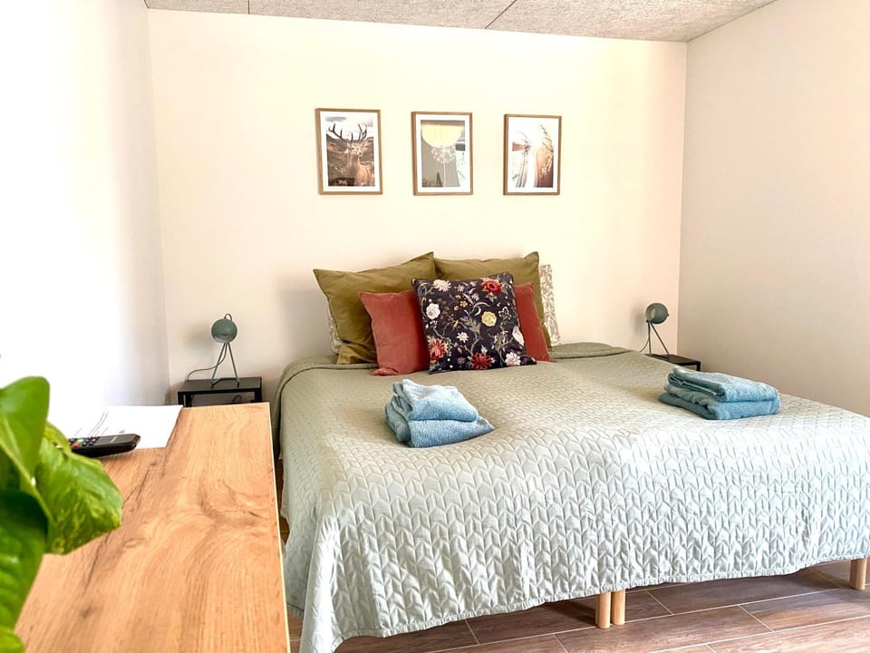 Bed, Bedroom, towels
