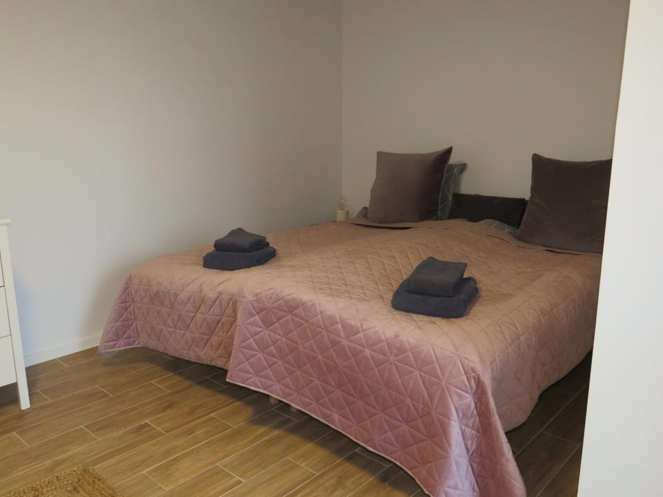 Bed, Bedroom, towels