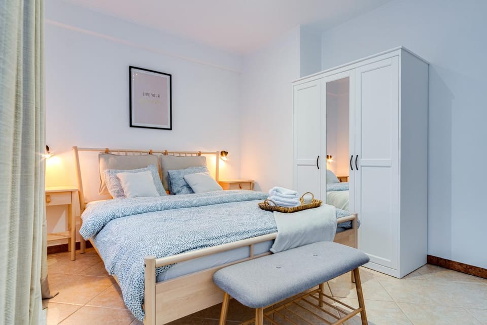 Bed, Bedroom, towels, wardrobe