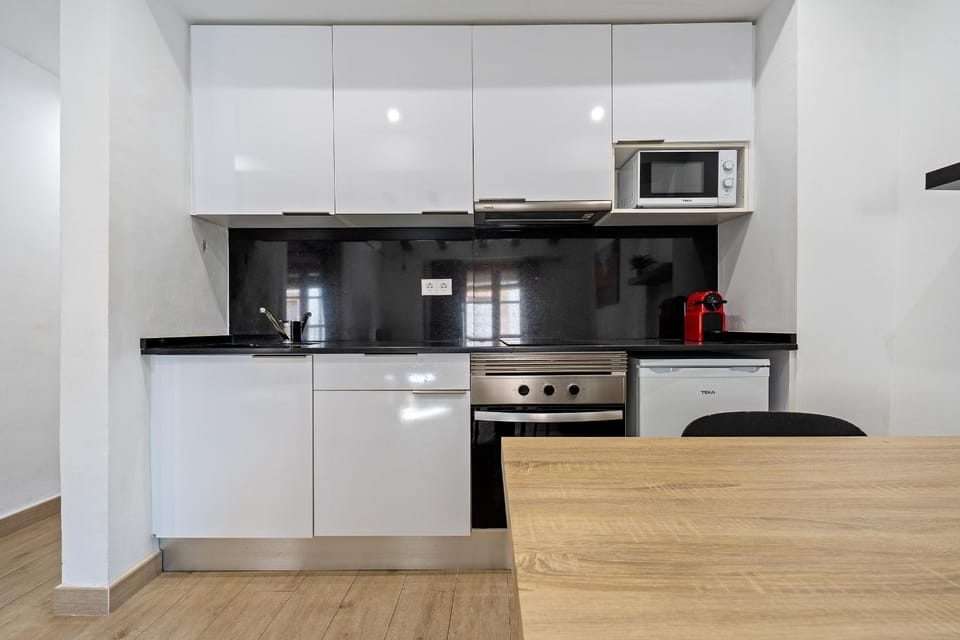 Kitchen or kitchenette, dishwasher, minibar, oven, stove, toaster