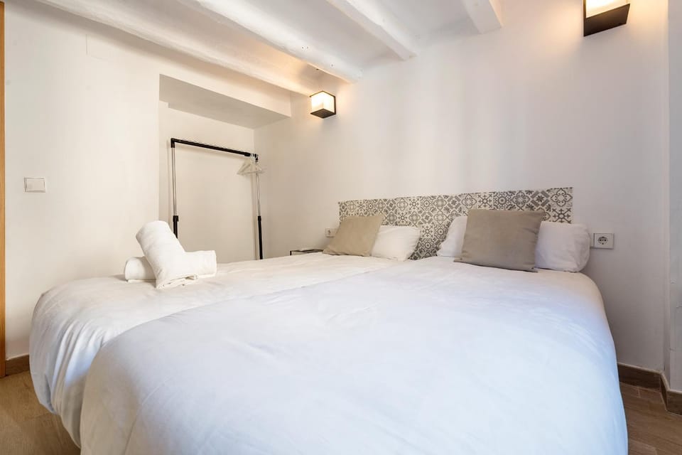Bed, Photo of the whole room, Bedroom