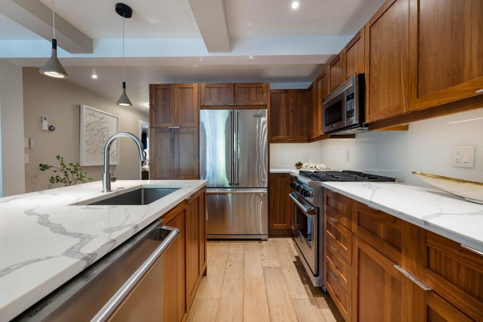 Kitchen or kitchenette, dishwasher, stove