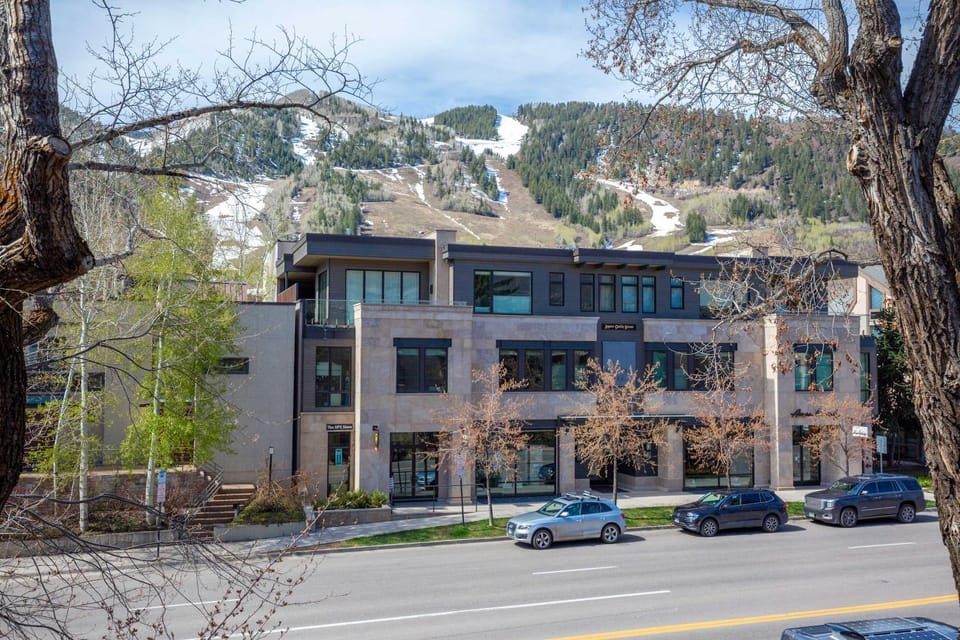 Property building, Neighbourhood, Mountain view