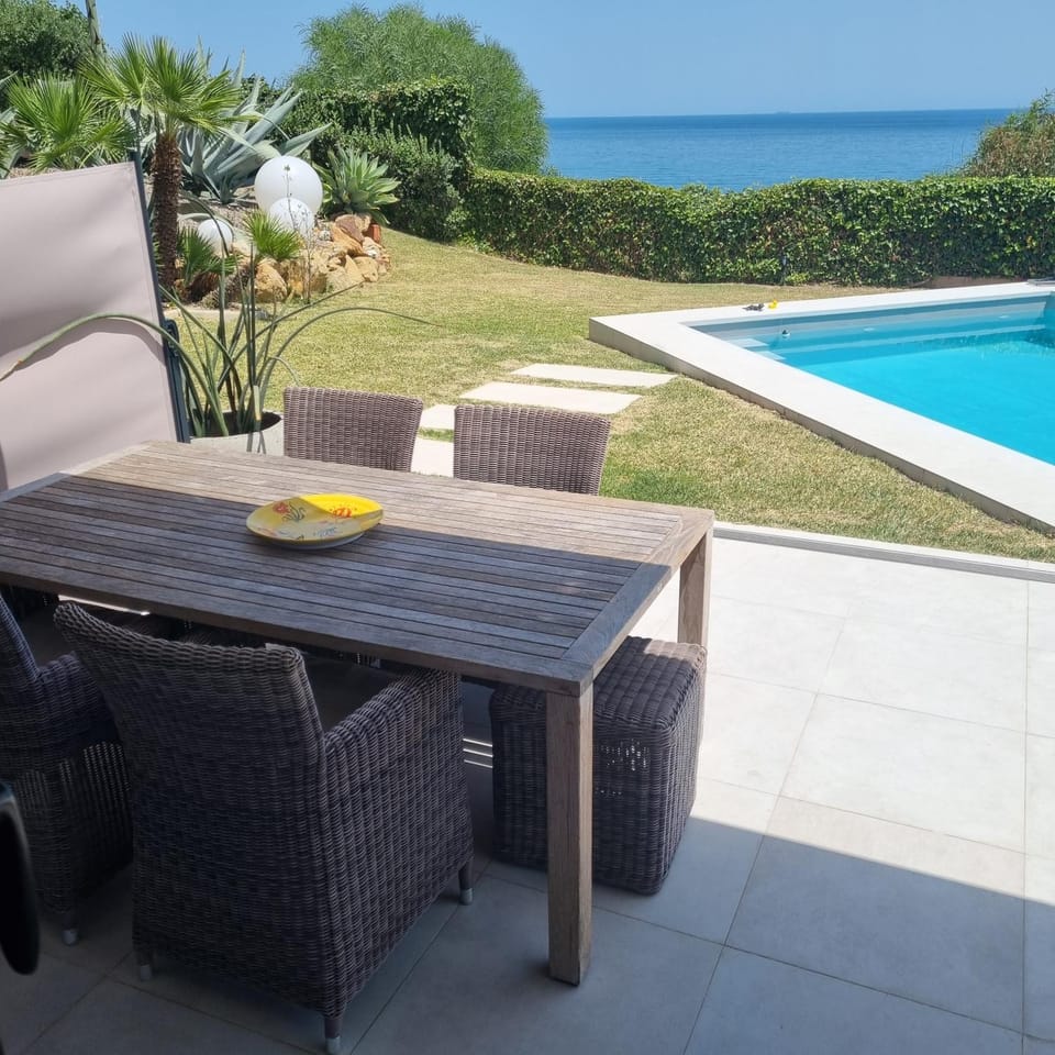 Balcony/Terrace, Dining area, Pool view, Sea view