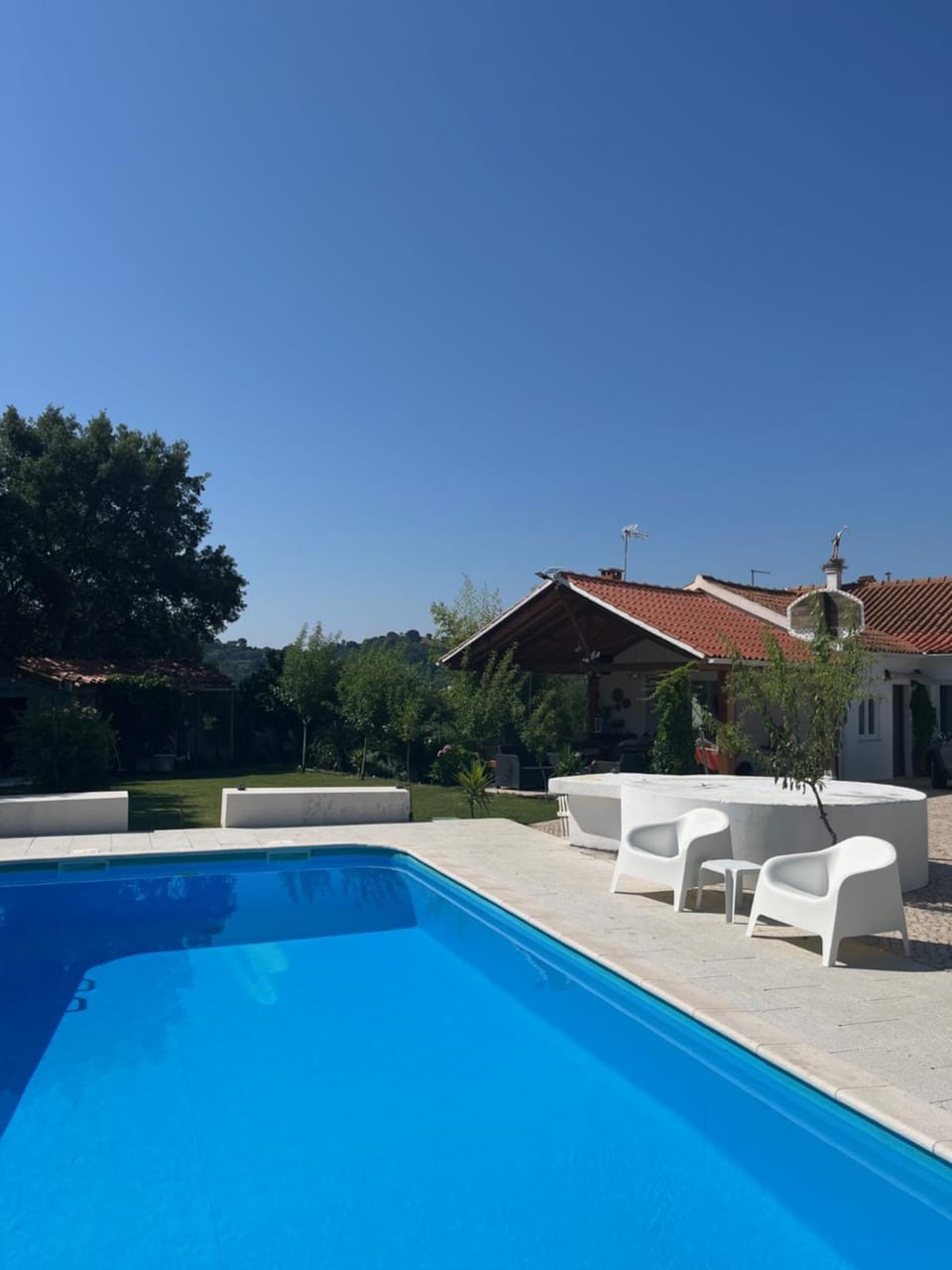 Property building, Day, Pool view, Swimming pool, sunbed