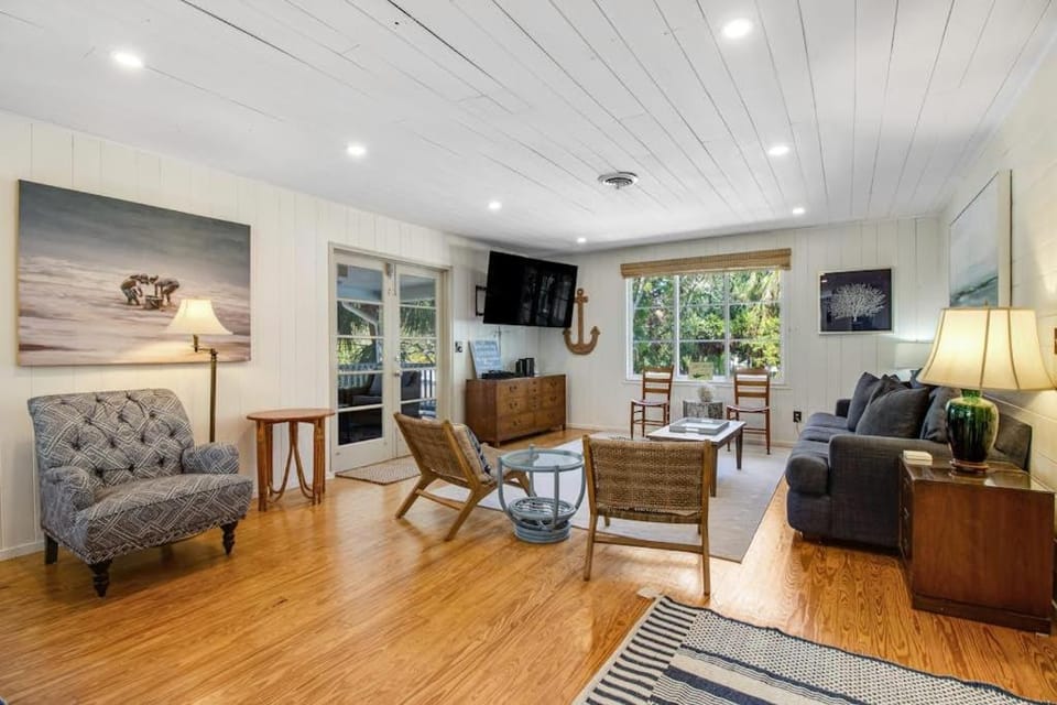 Blissful Beach Retreat House in Holmes Beach