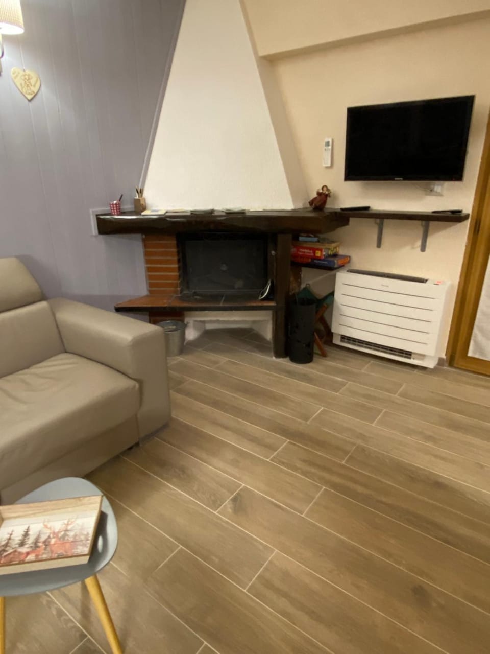 TV and multimedia, Seating area, fireplace