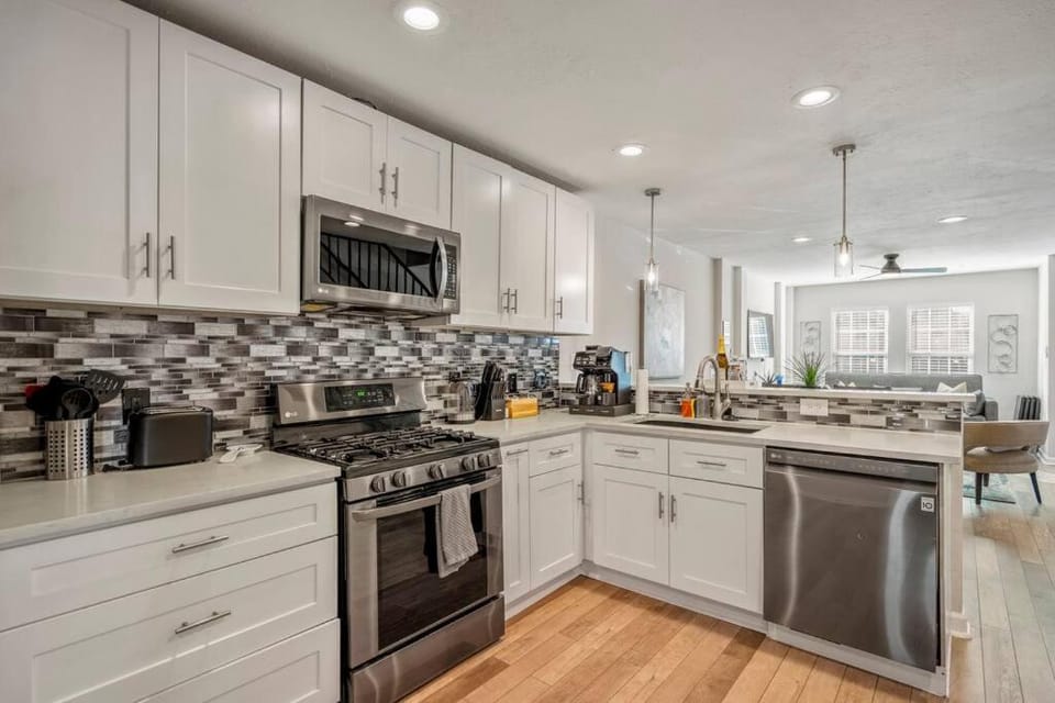 Coffee/tea facilities, Kitchen or kitchenette, dishwasher, oven, stove, toaster