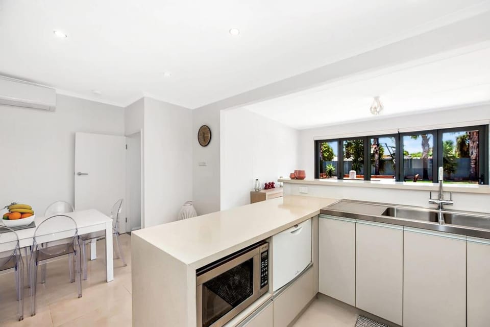 Kitchen or kitchenette, dishwasher
