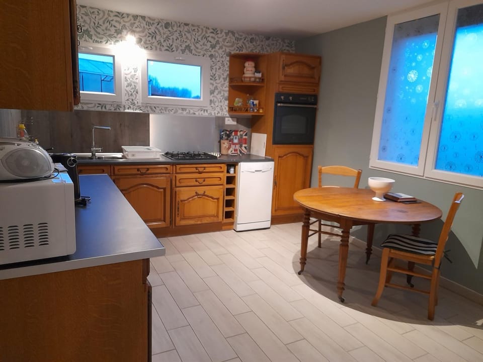 Coffee/tea facilities, Kitchen or kitchenette, Dining area, dishwasher, minibar, pet friendly, stove, toaster