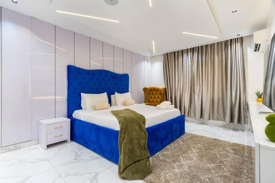 Photo of the whole room, Bedroom