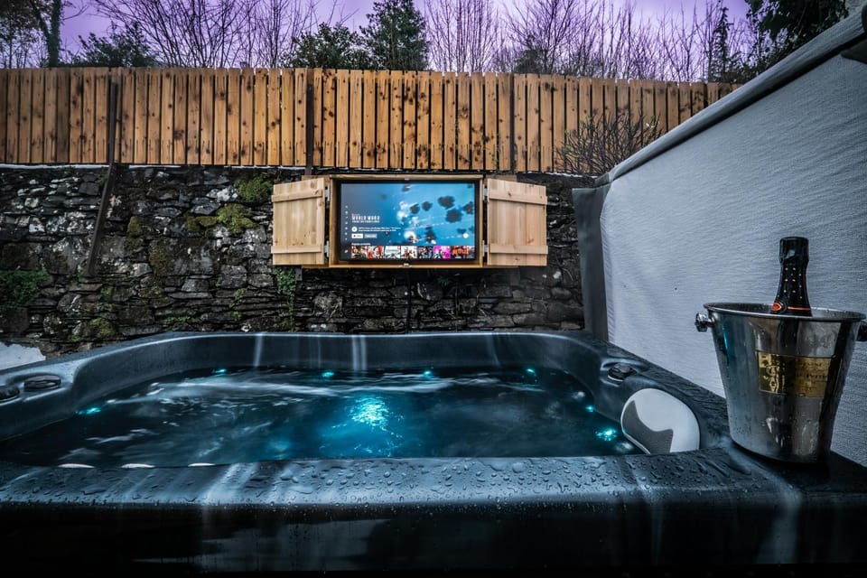 Stunning cottage Grade 2 listed with parking and Hot Tub Apartment in Bowness-on-Windermere