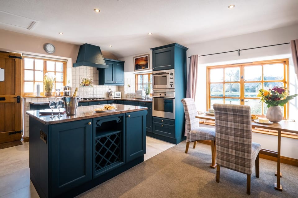 Stunning cottage Grade 2 listed with parking and Hot Tub Apartment in Bowness-on-Windermere