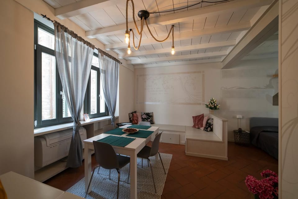 TV and multimedia, Living room, Seating area, Dining area