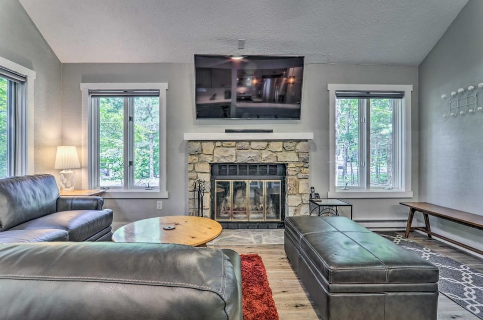 Unwind Fireside & Walk to Slopes! Poconos Getaway House in Kidder Township