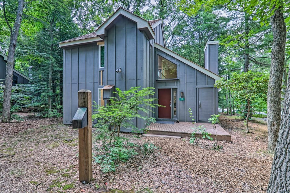 Unwind Fireside & Walk to Slopes! Poconos Getaway House in Kidder Township