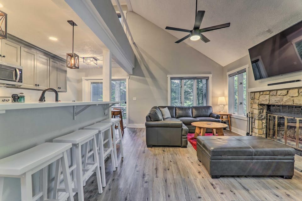 Unwind Fireside & Walk to Slopes! Poconos Getaway House in Kidder Township