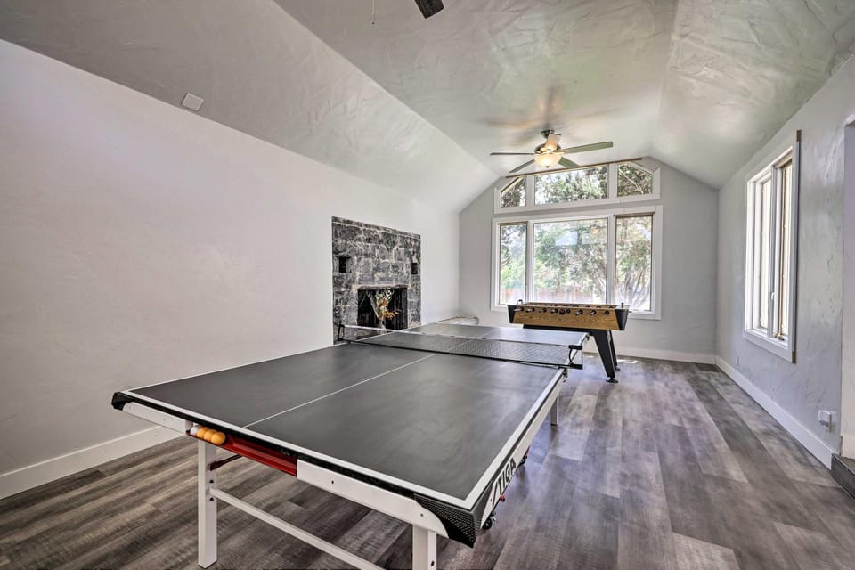 Arcade Games & Great Location! 7BR Cedar City Home House in Cedar City