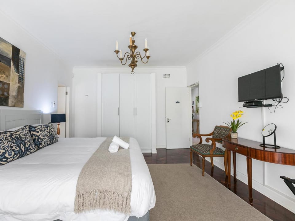 Bed, TV and multimedia, Photo of the whole room, Bedroom, hair dryier, wardrobe