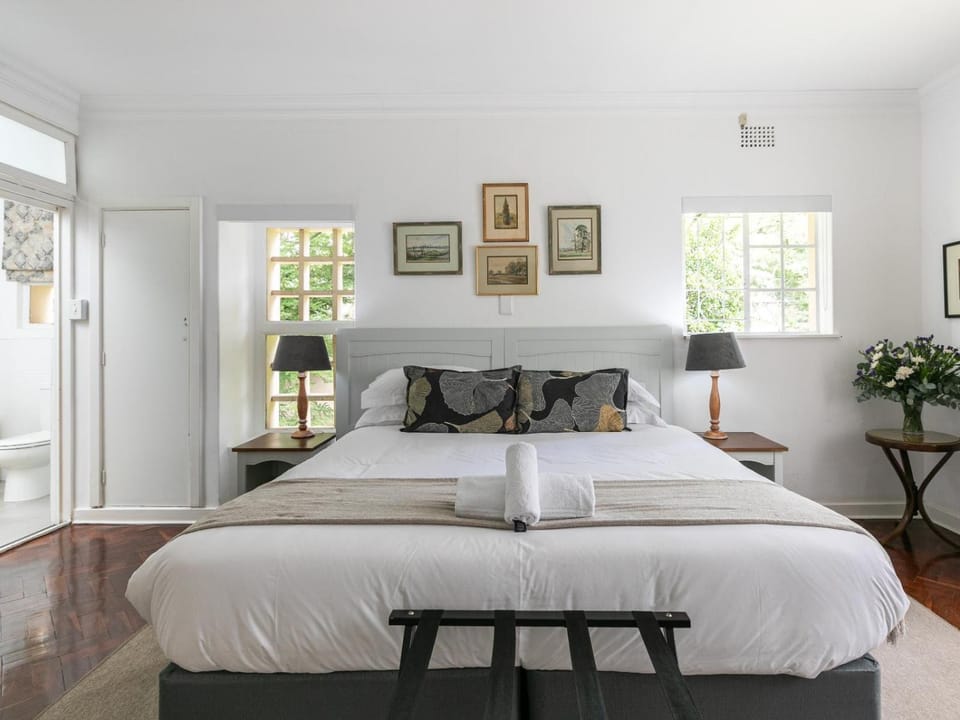 Shower, Bed, Bathroom, Photo of the whole room, Bedroom, Garden view, towels