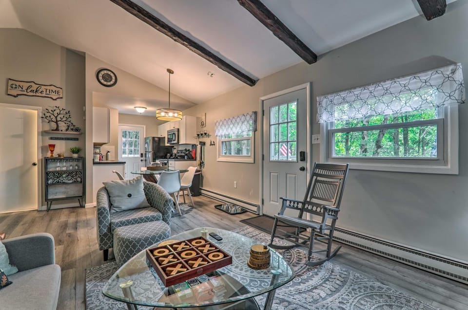 Fire Pit & Community Perks: Blakeslee Cottage! House in Tunkhannock Township