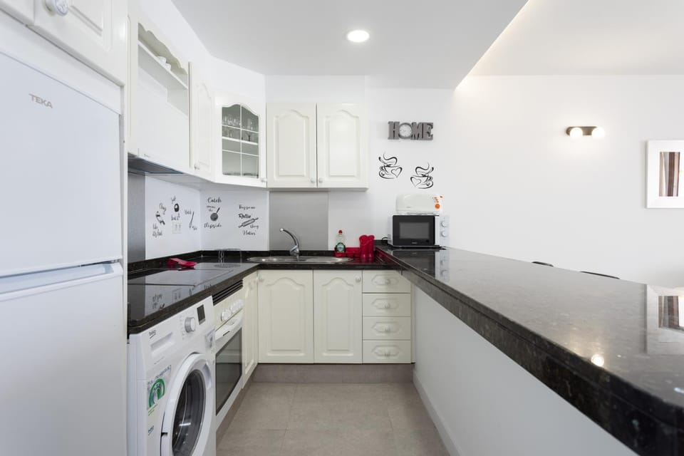 Kitchen or kitchenette, minibar, toaster, kitchen
