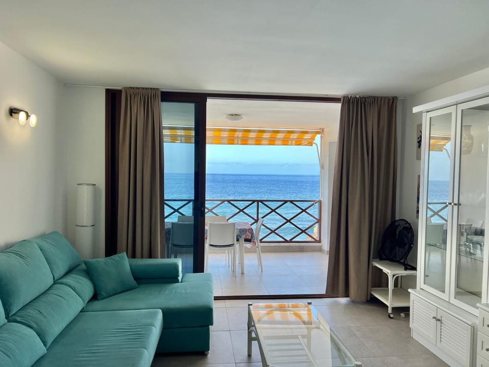 View (from property/room), Balcony/Terrace, Living room, Sea view