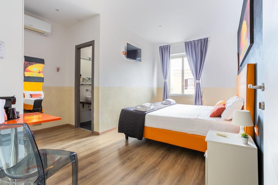 Bed, TV and multimedia, Photo of the whole room, Seating area, Bedroom, City view, hair dresser, heating, locker, towels, air conditioner