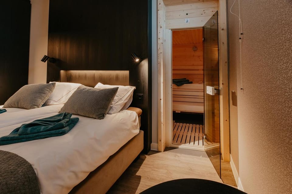 Bed, Sauna, Photo of the whole room, Bedroom