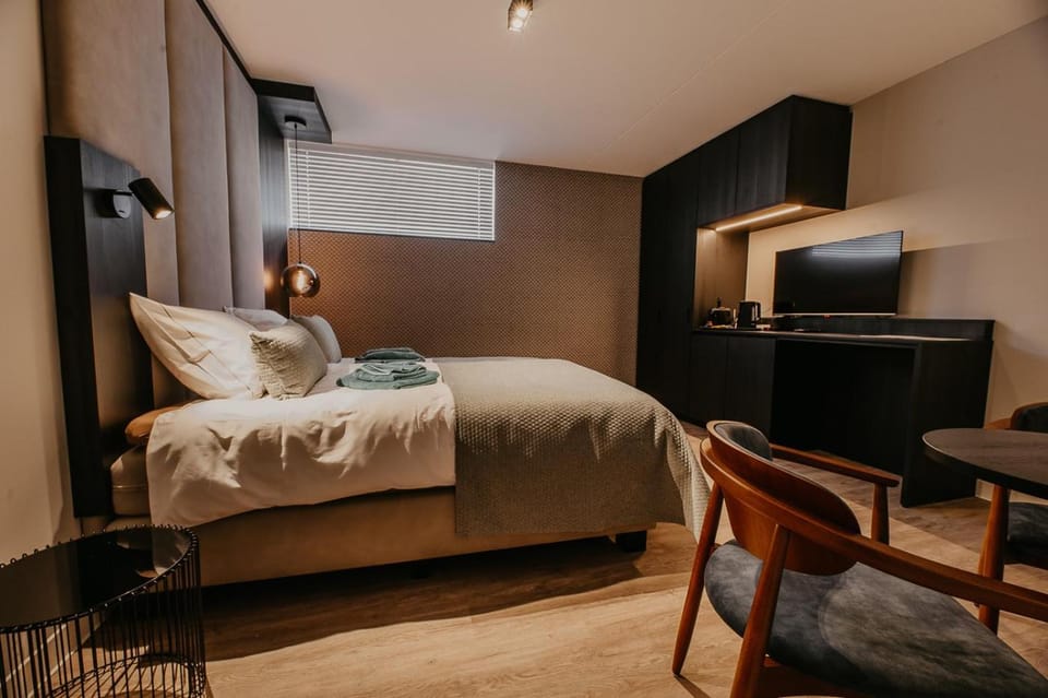 TV and multimedia, Photo of the whole room, Bedroom