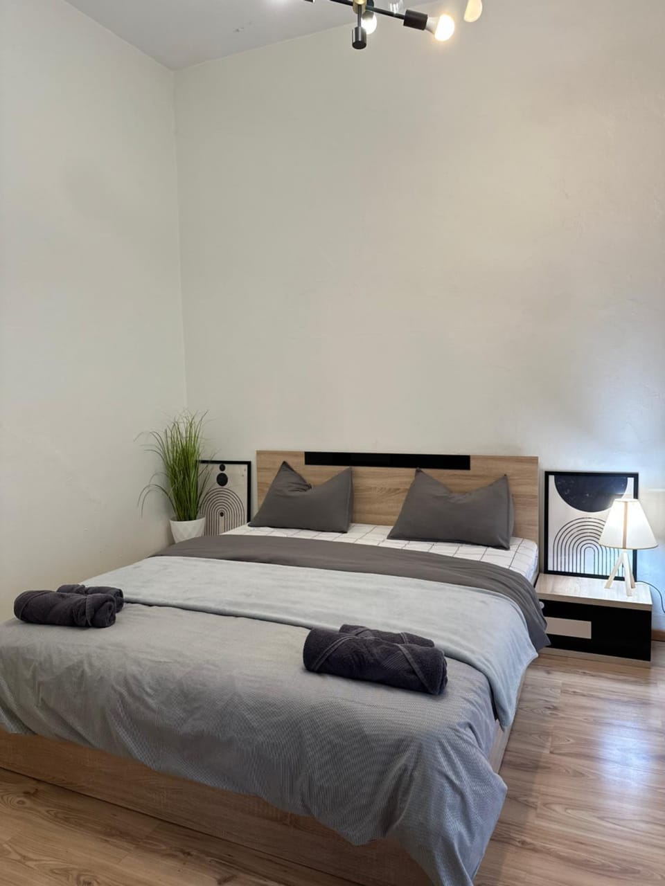 Bed, Bedroom, towels