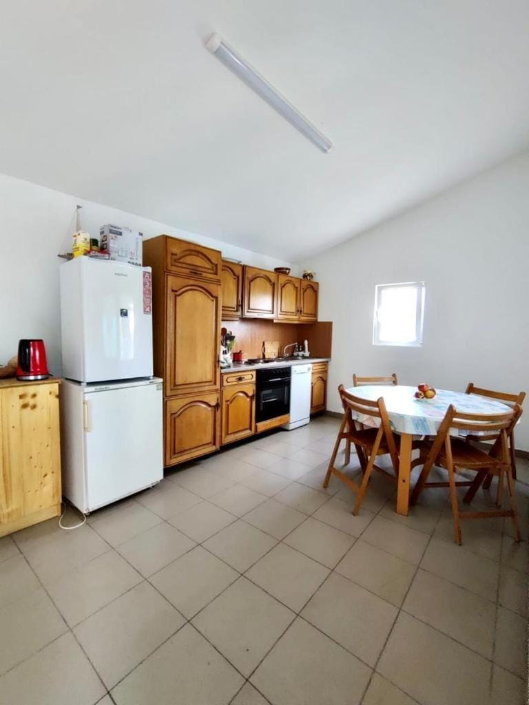 Kitchen or kitchenette, Dining area, Communal kitchen
