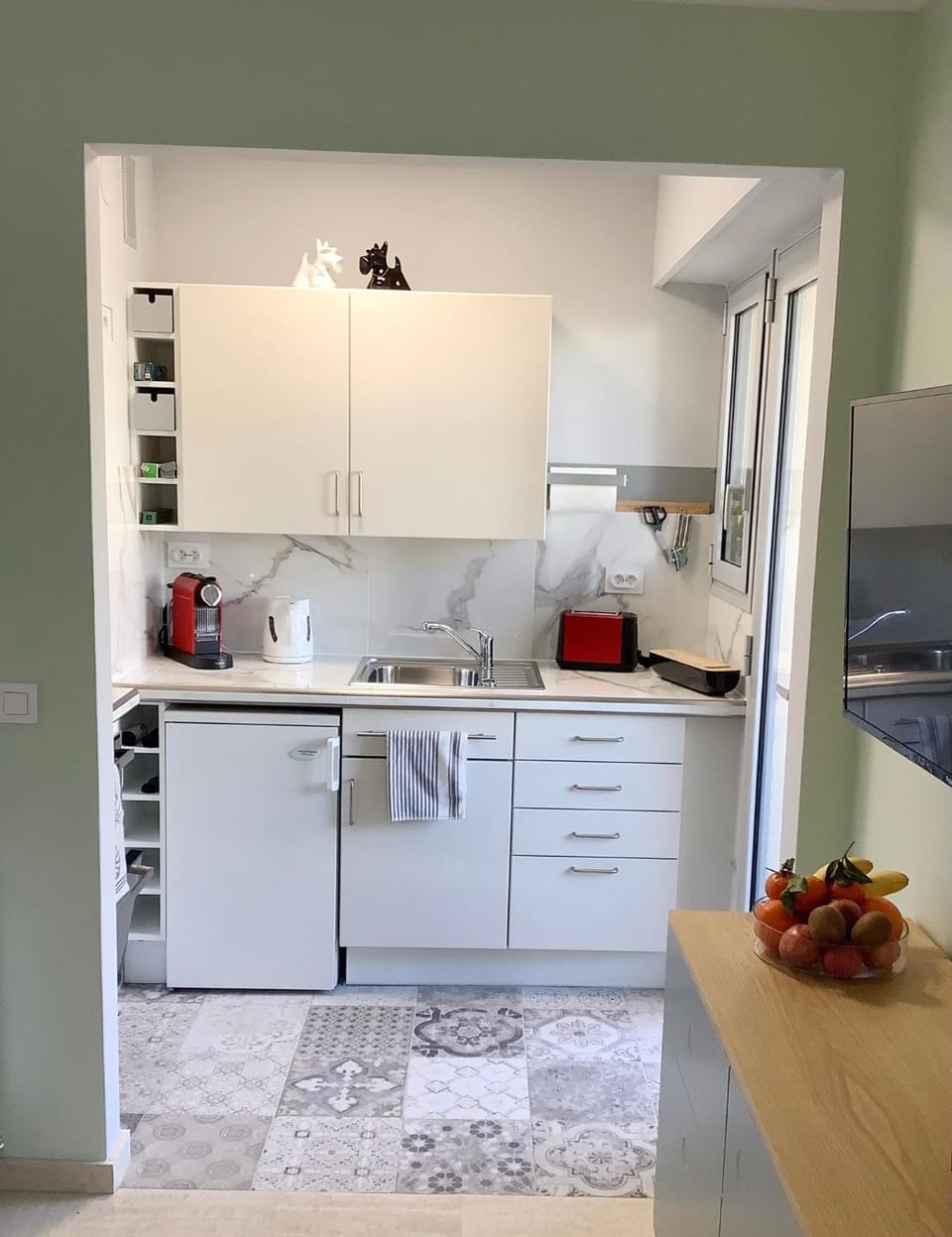 Kitchen or kitchenette