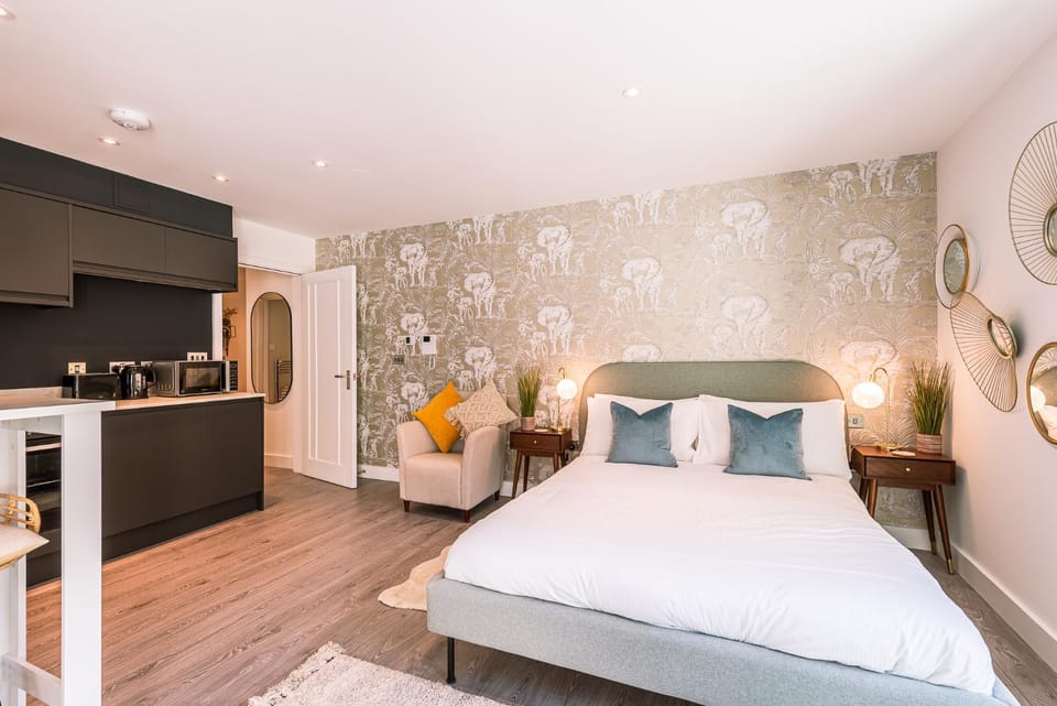 Photo of the whole room, Bedroom