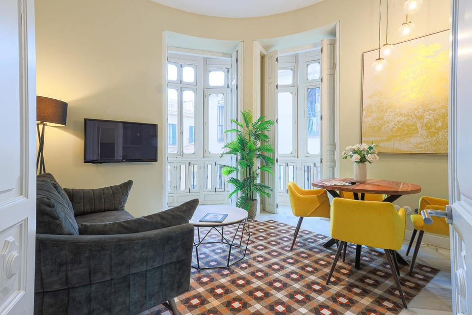 TV and multimedia, Living room, Seating area, Dining area