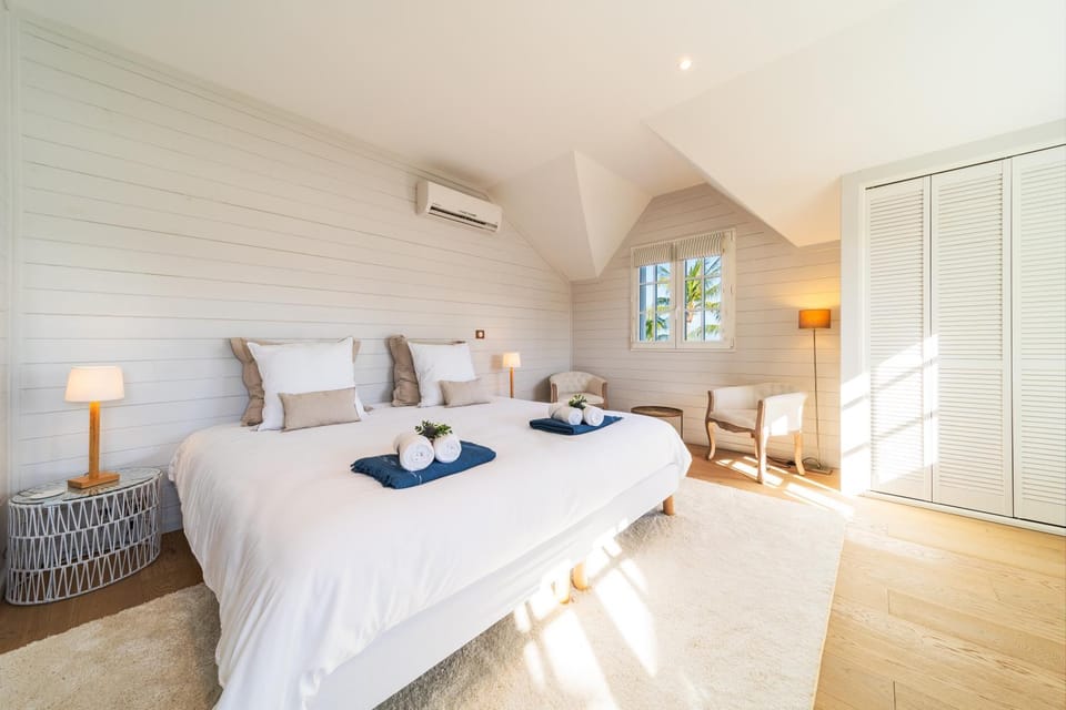 Bed, Photo of the whole room, Bedroom, safe, air conditioner