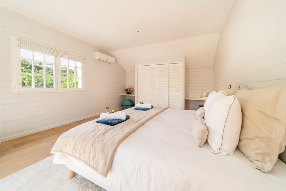 Bed, Photo of the whole room, Bedroom, safe, air conditioner