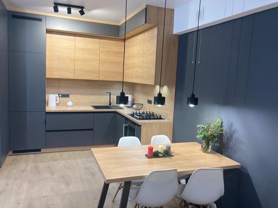 Kitchen or kitchenette, Dining area