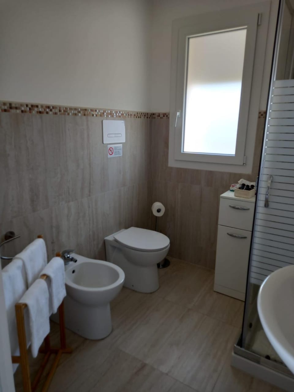 Shower, Bathroom, bidet, heating, towels