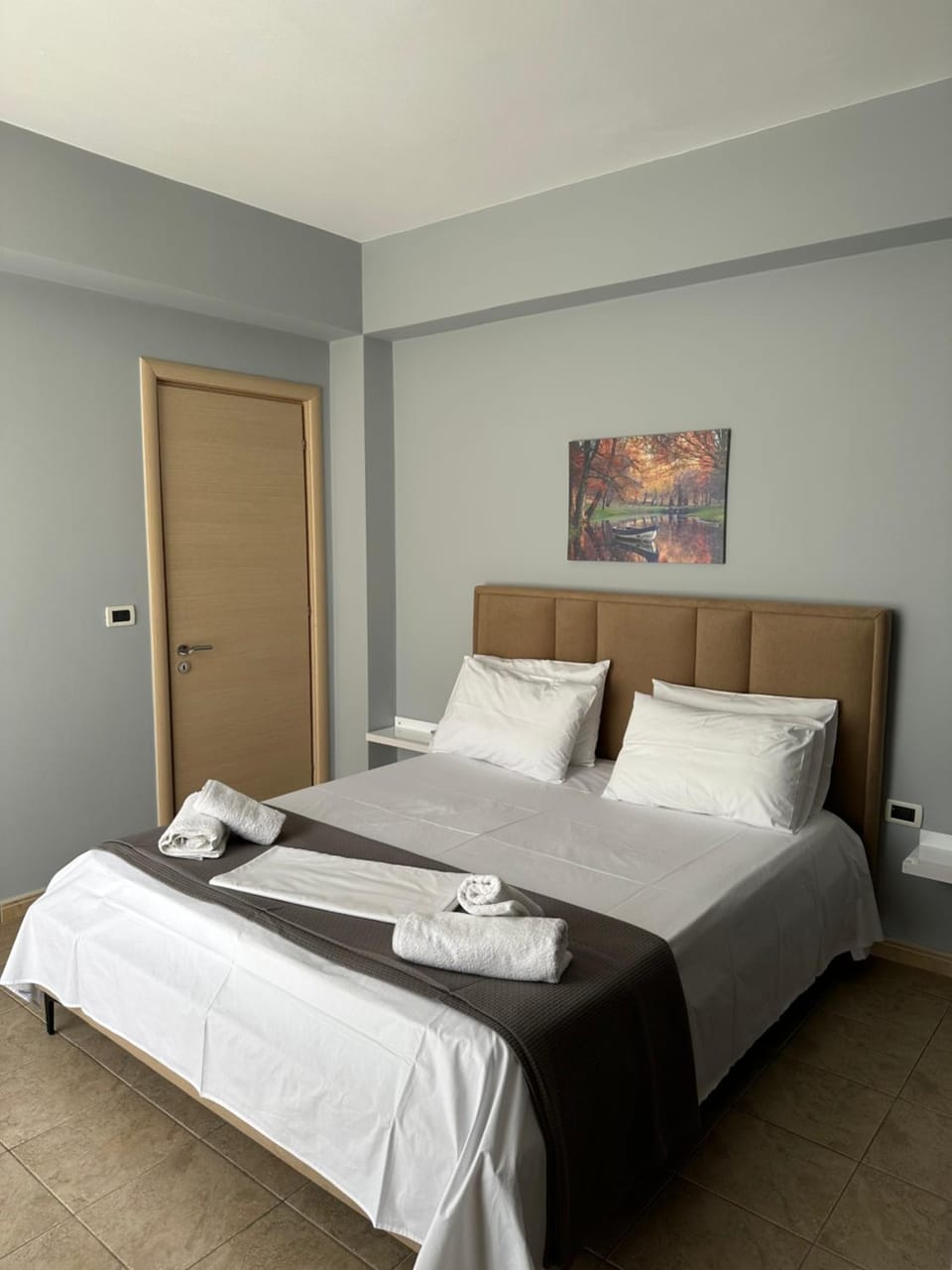 Bed, Photo of the whole room, Bedroom, towels