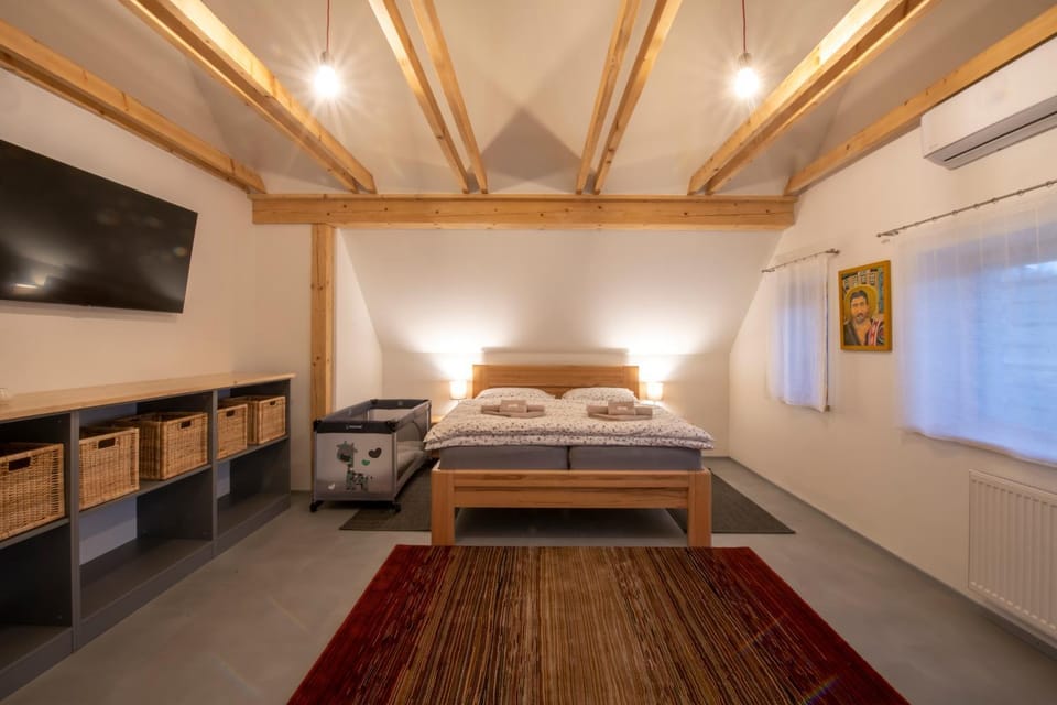 Bed, Living room, Photo of the whole room, Bedroom, air conditioner