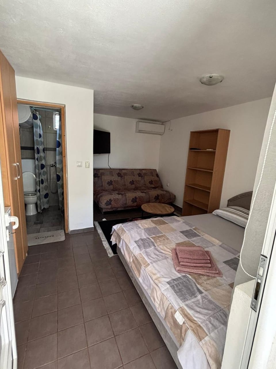 Bed, TV and multimedia, Bedroom, air conditioner