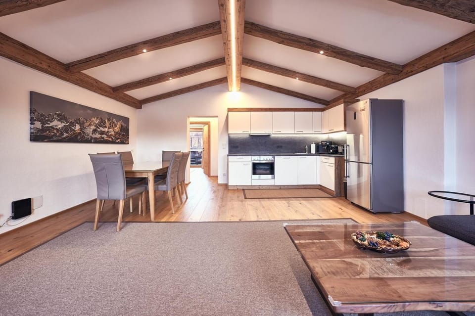 Kitchen or kitchenette, Living room, Seating area, Dining area